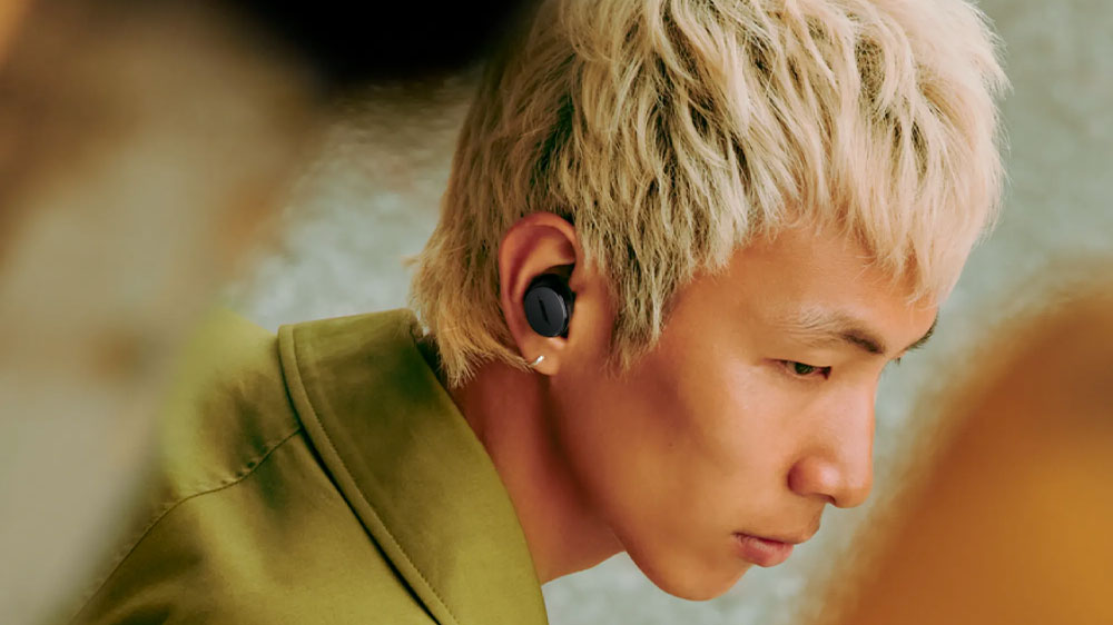 Muž se sluchátky Bose QuietComfort Earbuds_02