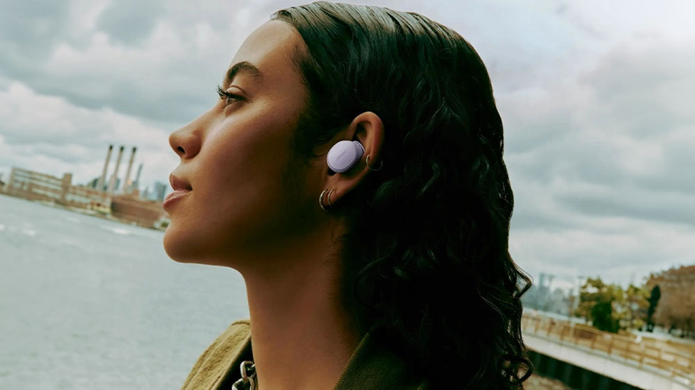 Žena se sluchátky Bose QuietComfort Earbuds_04