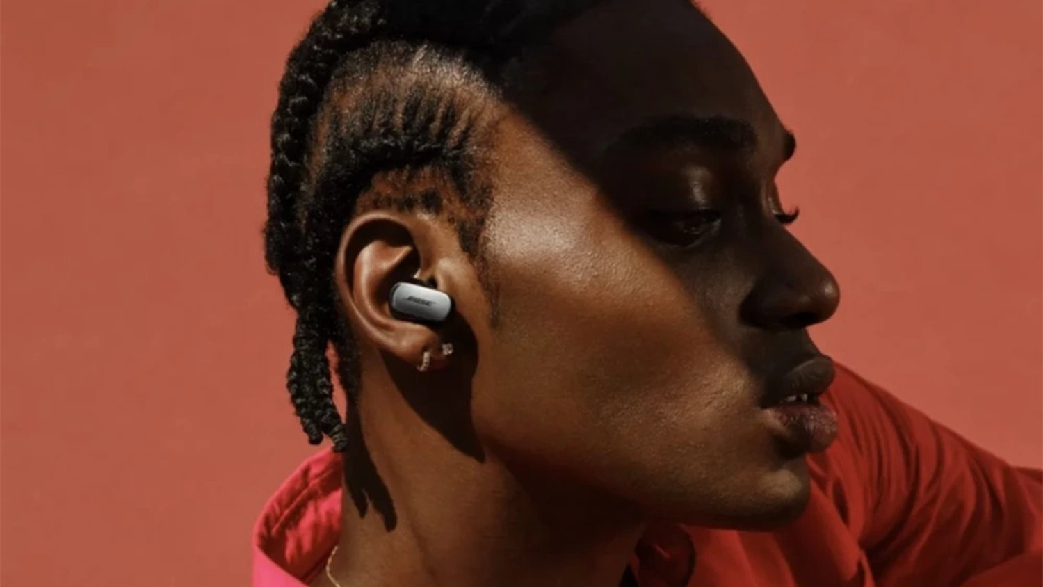 Muž s Bose QuietComfort Ultra sl&uacute;chadlami (2. gener&aacute;cia)