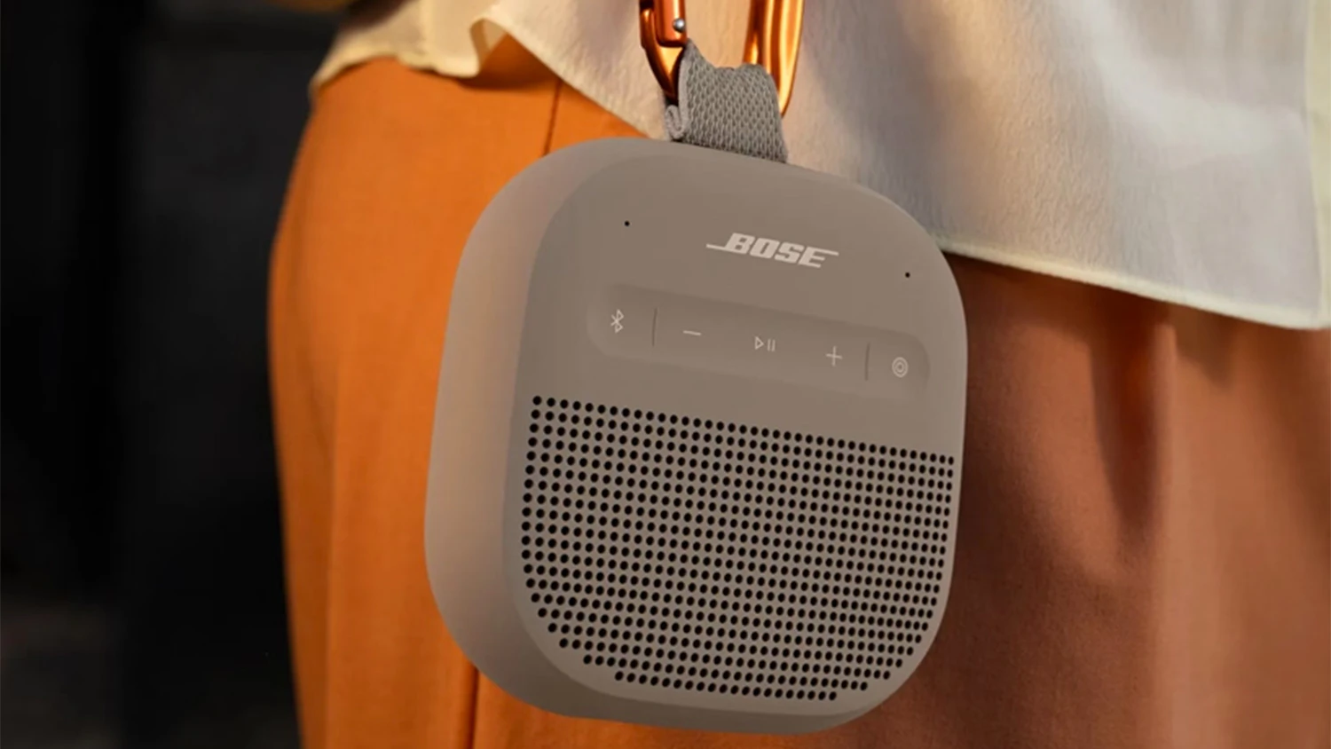 Bezdrôtový reproduktor Bose SoundLink (2nd Gen) zavesený na karabíne