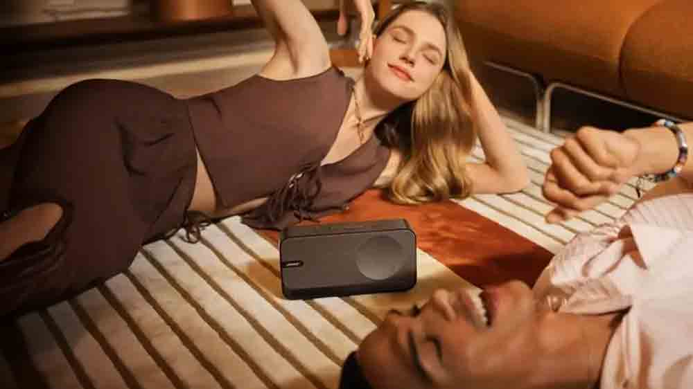 Pár počúva hudbu z reproduktoru Bose SoundLink Home_02