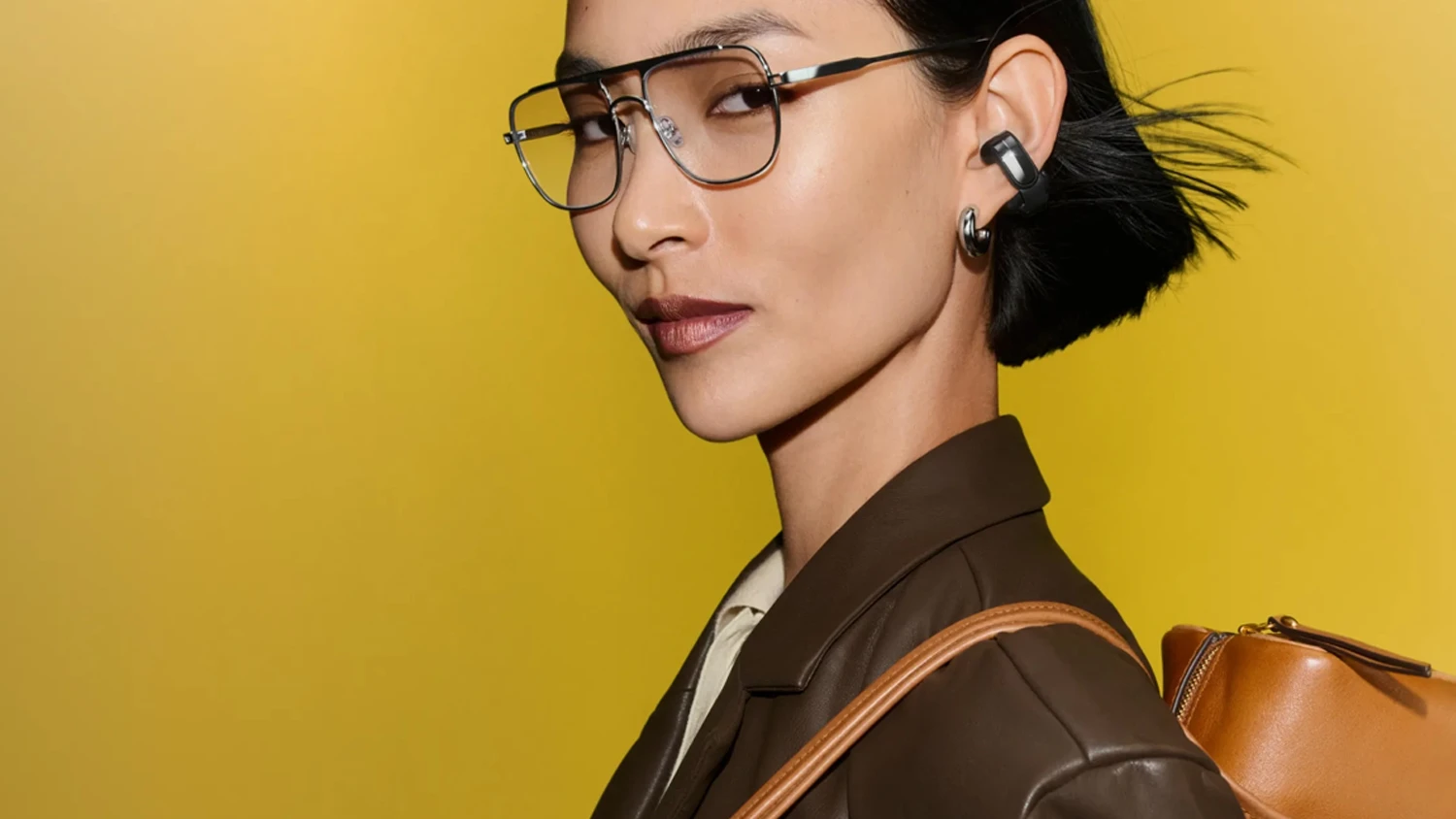Žena s bezdrátovými sluchátky Bose Ultra Open Earbuds Gen 2 Black