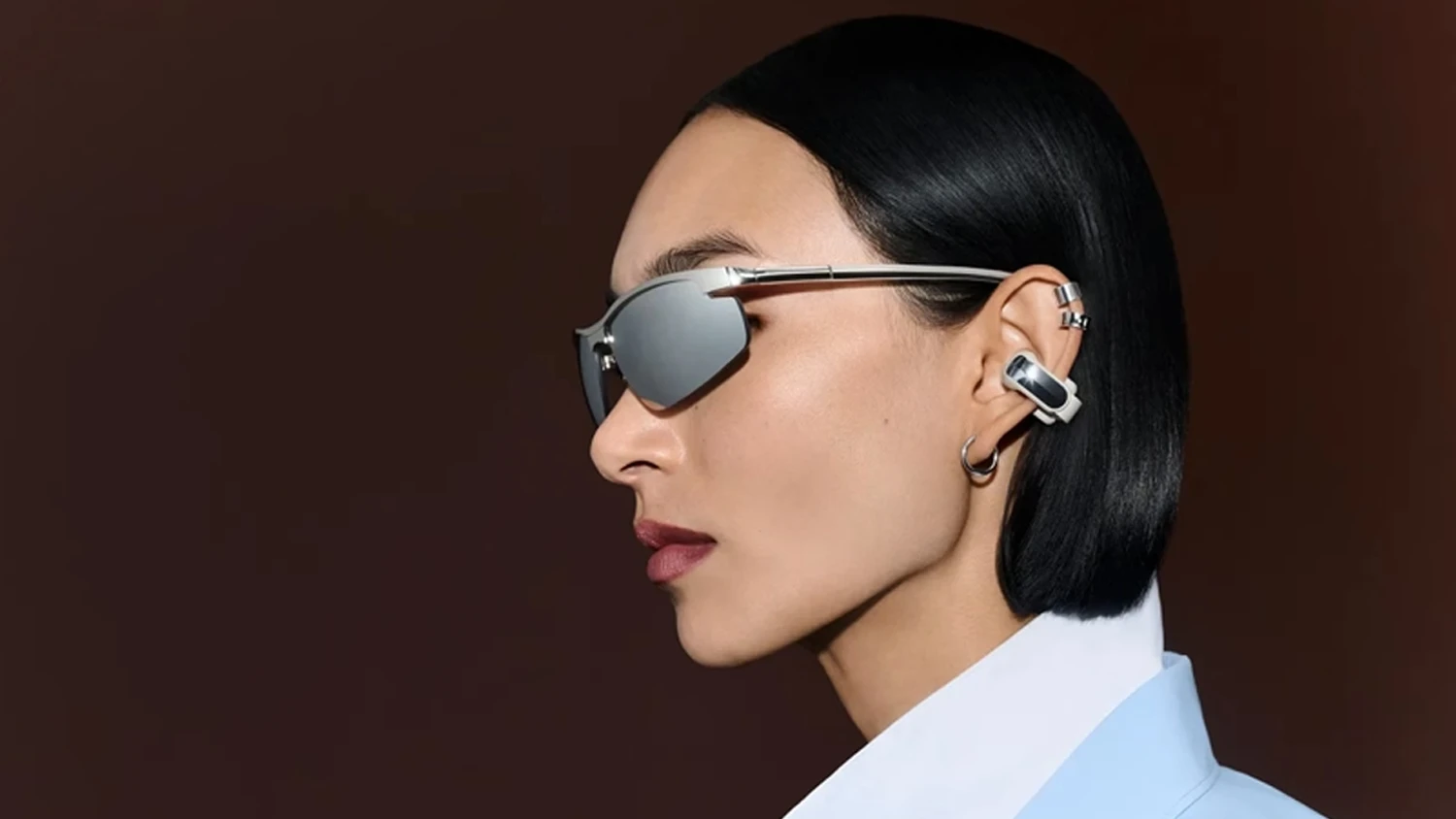 Žena s bezdr&aacute;tov&yacute;mi sluch&aacute;tky Bose Ultra Open Earbuds Gen 2 White Smoke