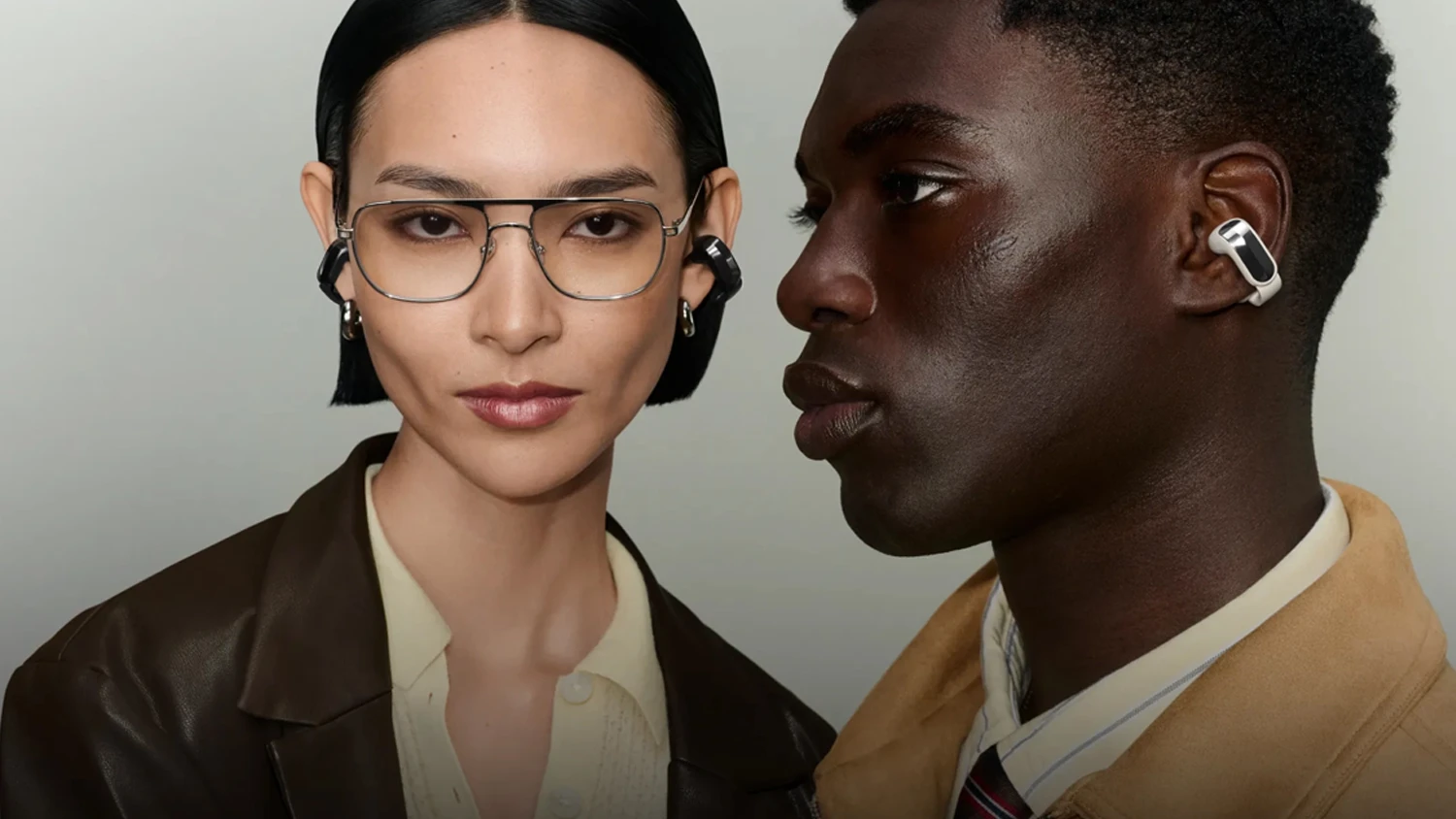 Muž a žena s&nbsp;bezdr&aacute;tov&yacute;mi sluch&aacute;tky Bose Ultra Open Earbuds Gen 2