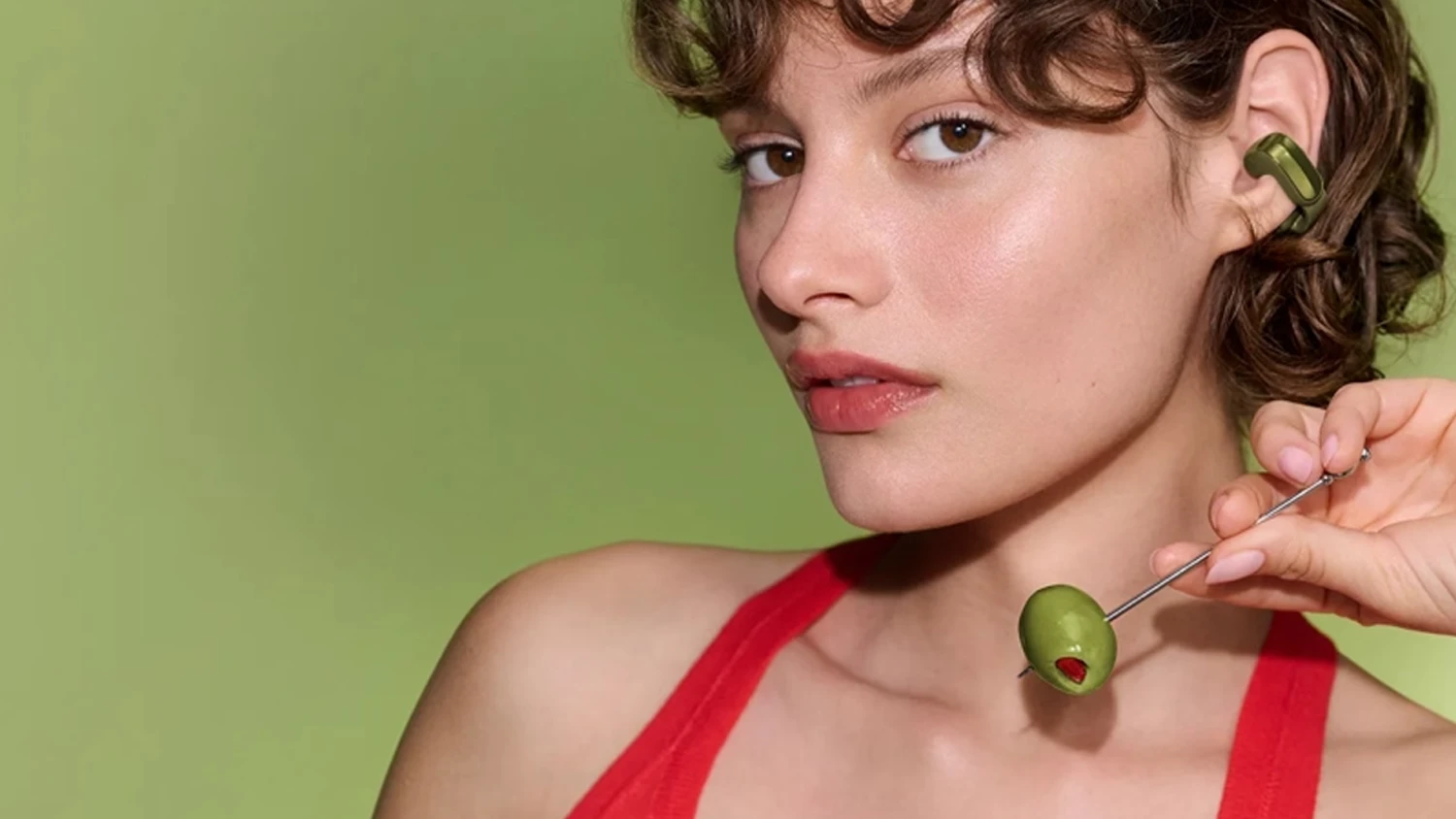Žena s bezdr&aacute;tov&yacute;mi sluch&aacute;tky Bose Ultra Open Earbuds Gen 2 Olive Green