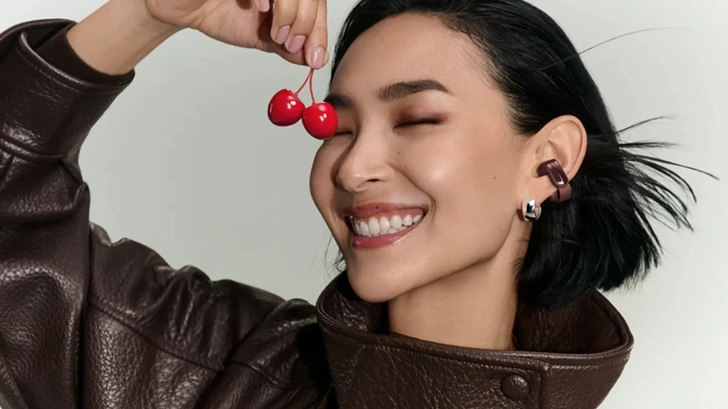 Žena s bezdrátovými sluchátky Bose Ultra Open Earbuds Gen 2 Cherry Chocolat