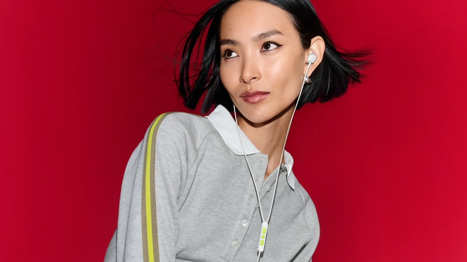 Dr&aacute;tov&aacute; sluch&aacute;tka Bose Noise Cancelling Wired Earbuds v u&scaron;&iacute;ch uživatele
