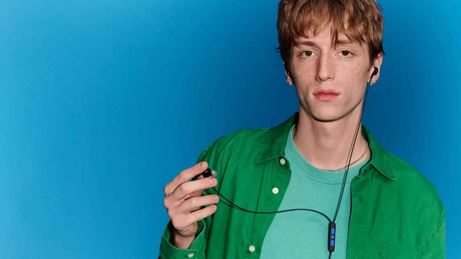 Drôtové slúchadlá Bose Noise Cancelling Wired Earbuds v ušiach používateľa