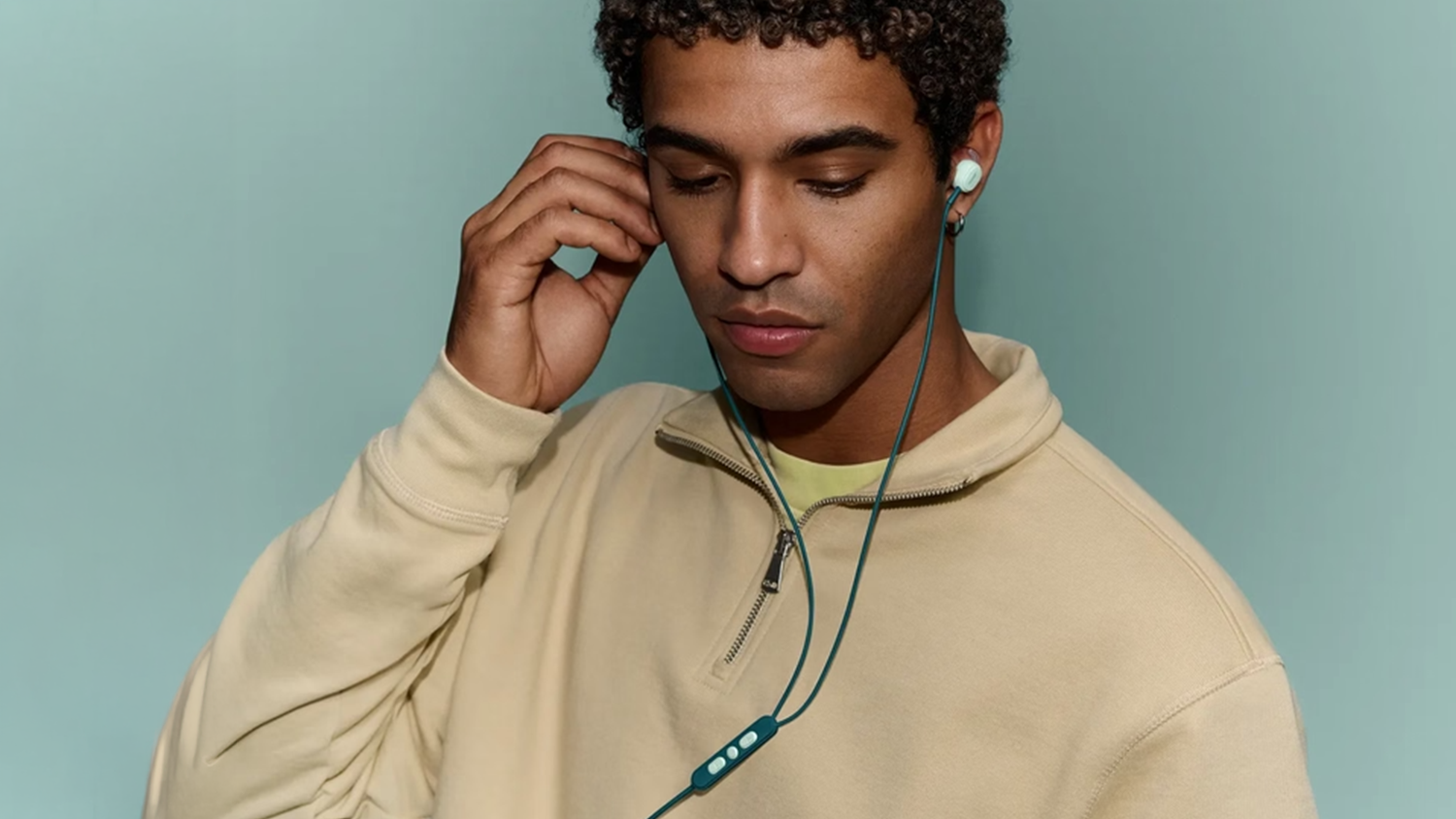 Drôtové slúchadlá Bose Noise Cancelling Wired Earbuds v ušiach používateľa