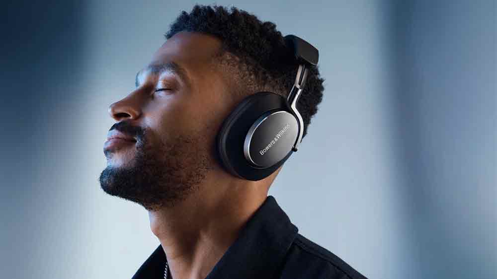 Muž poslouchající hudbu_02