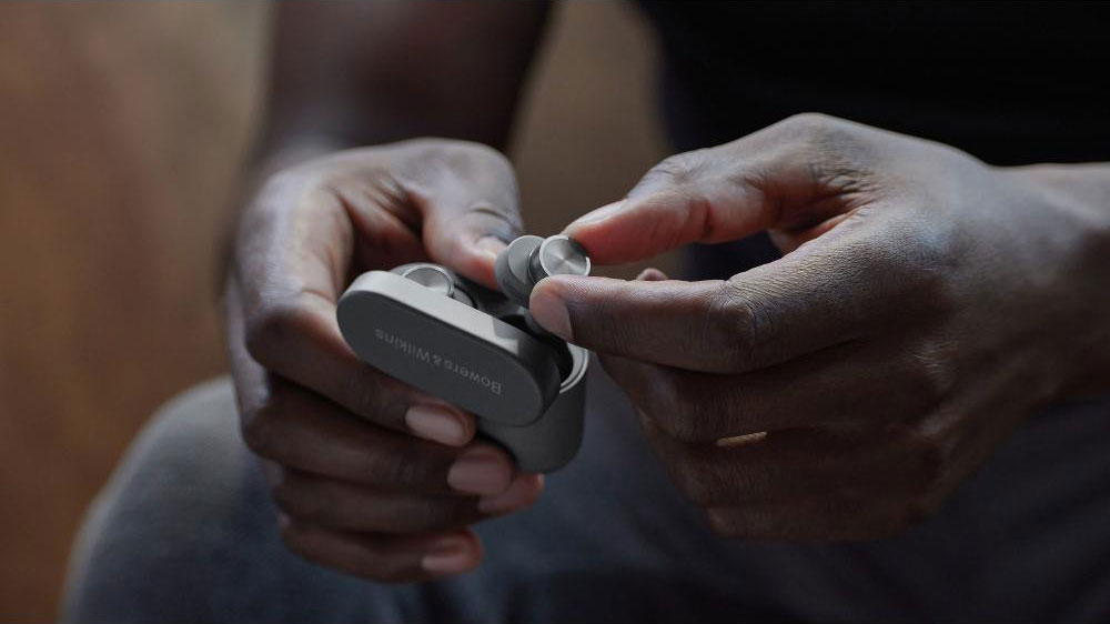 Muž držící krabičku Bowers & Wilkins Pi5 S2 cloud grey_05