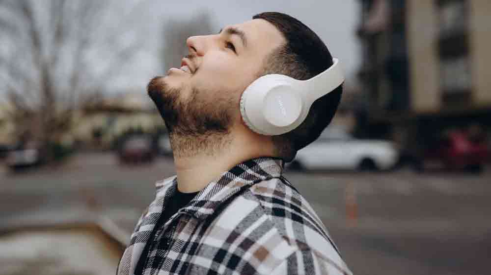 Muž poslouchá hudbu se sluchátky Canyon BTHS-3_02