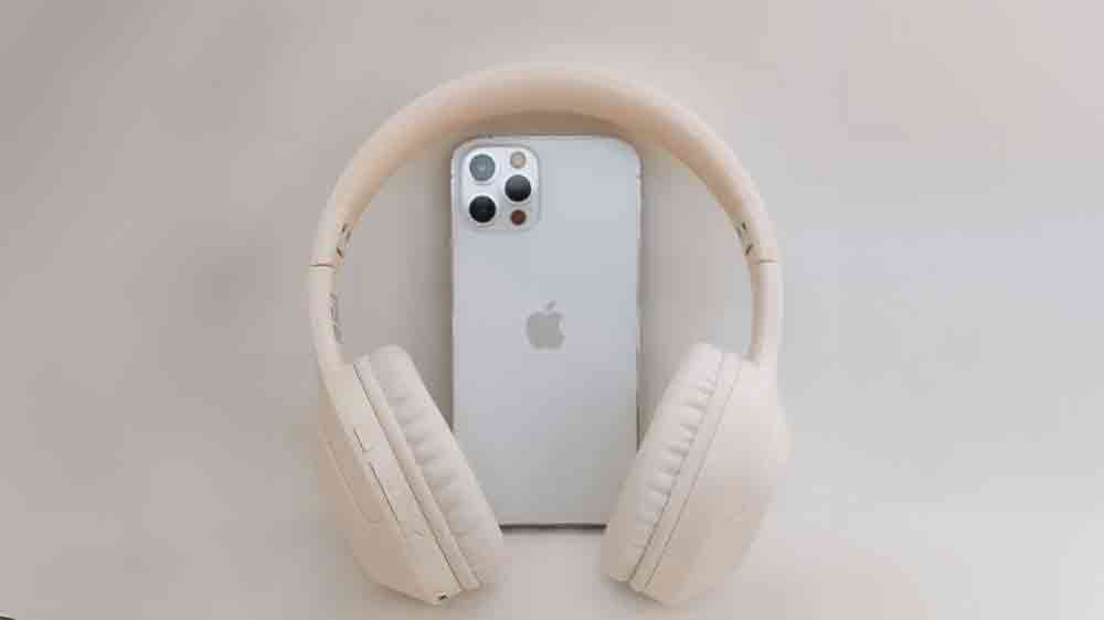 Sluchátka Canyon BTHS-3 vedle mobilu_03