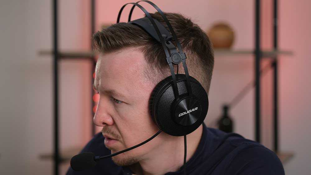 Muž se sluchátky COUGAR Immersa Essential_02