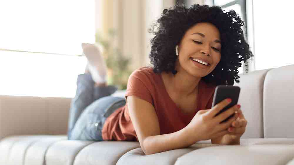 Žena počúva so slúchadlami Denver TWE-39W white_02