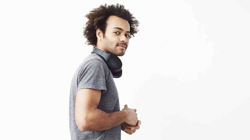 Muž so slúchadlami okolo krku_02