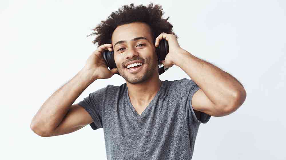 Muž se sluchátky_02