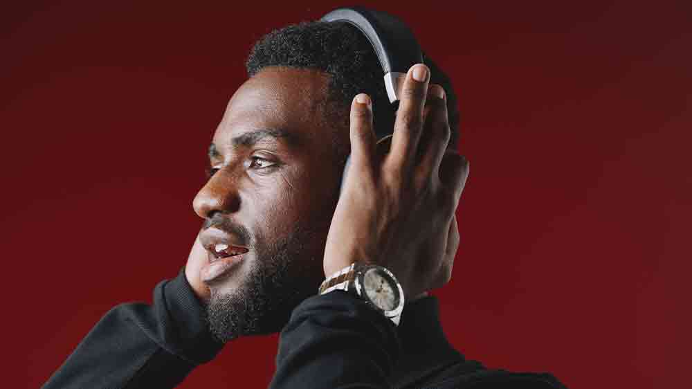 Muž so slúchadlami Denver BTN-210B BLACK_02