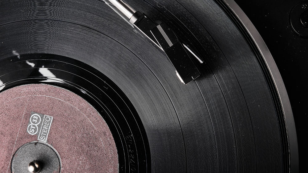 LP platňa s gramofónovou ihlou_02