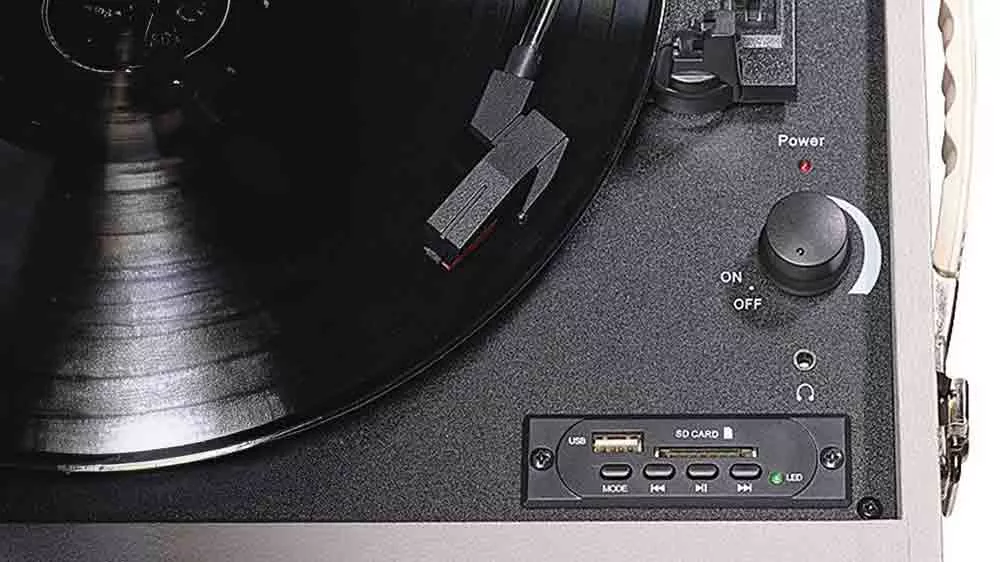 Detailný pohľad na gramofón Denver VPR-250 a jeho ovládacie prvky a konektory