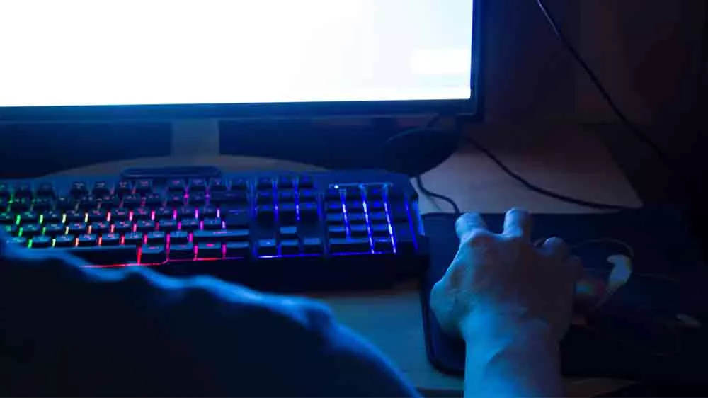 Muž používá herní počítač_03