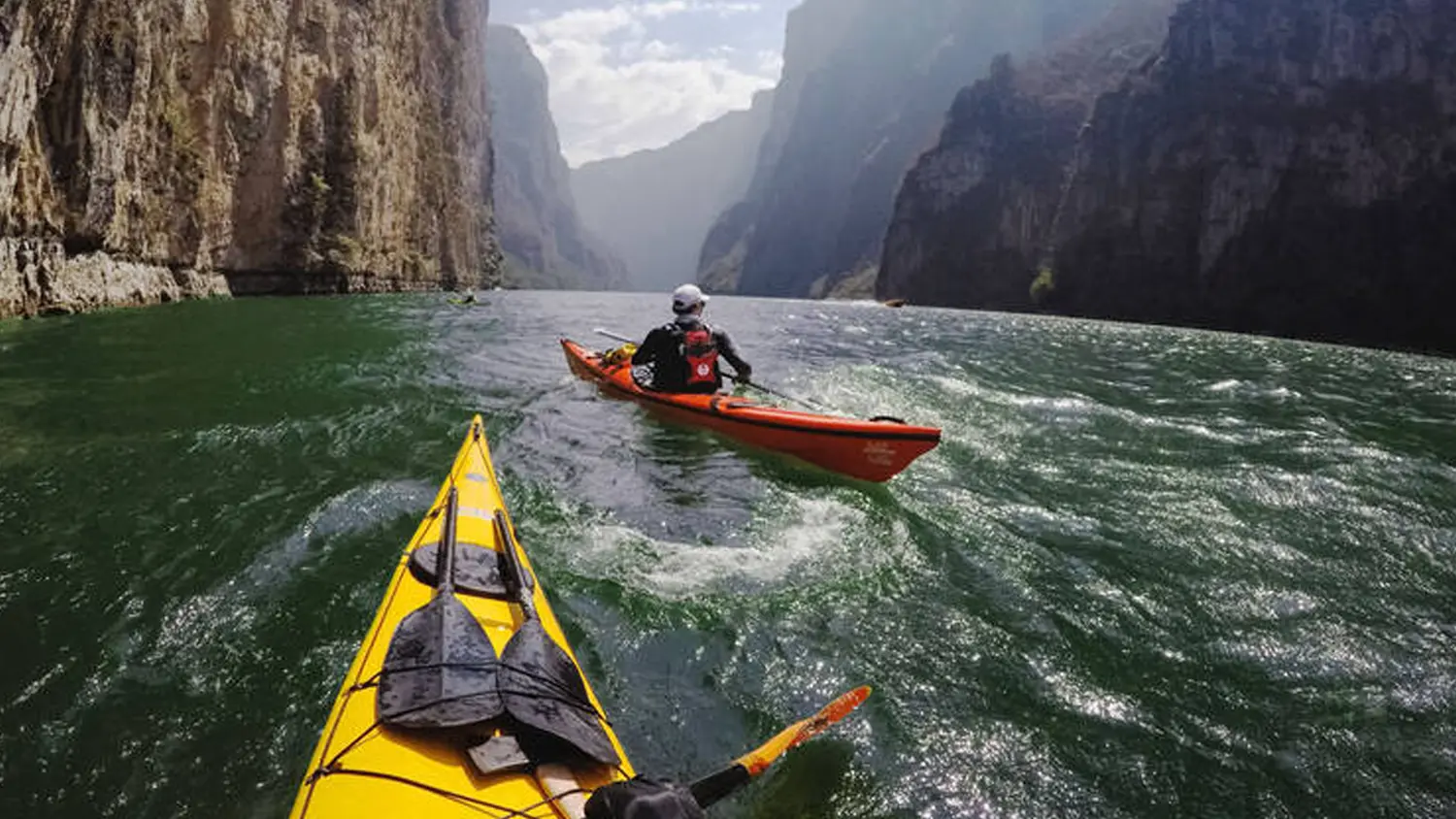 Využit&iacute; sady GoPro Sports Kit AKTAC-001 při&nbsp;sj&iacute;žděn&iacute; řeky