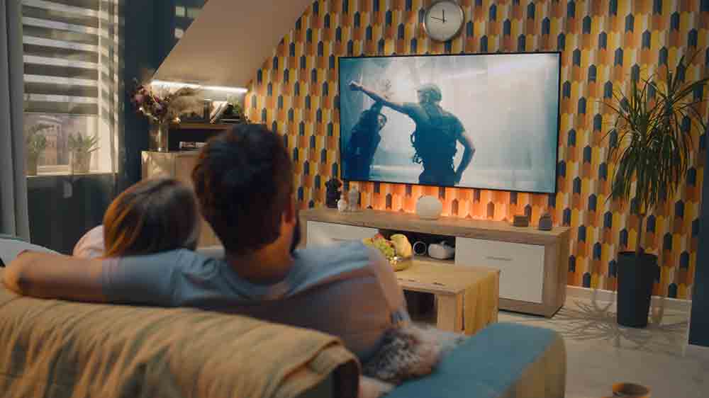 Pár se dívá na televizi_06