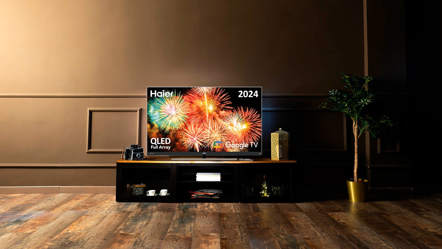 HQLED telev&iacute;zor Haier H98S900UX v ob&yacute;vacej izbe