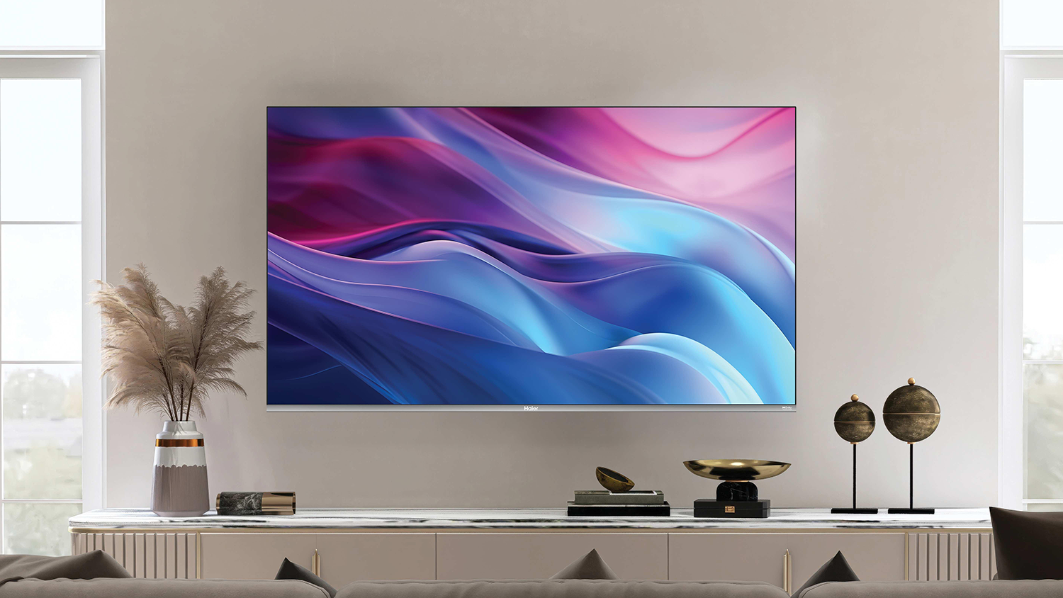 QLED televize Haier H85Q80FUX ob&yacute;vac&iacute;m pokoji