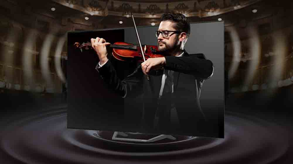 Muž hraje na housle v televizi_03