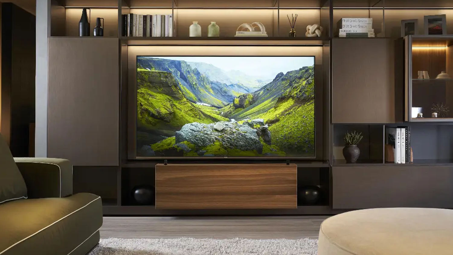 Moderní domácnost se stěnou a televizorem Haier
