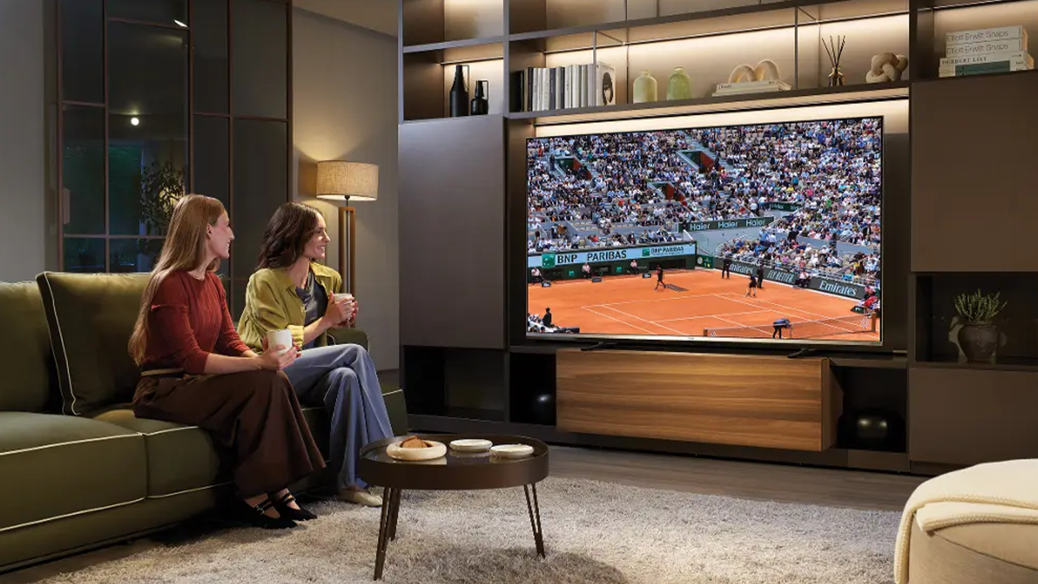 Moderná domácnosť so stenou a televízorom Haier