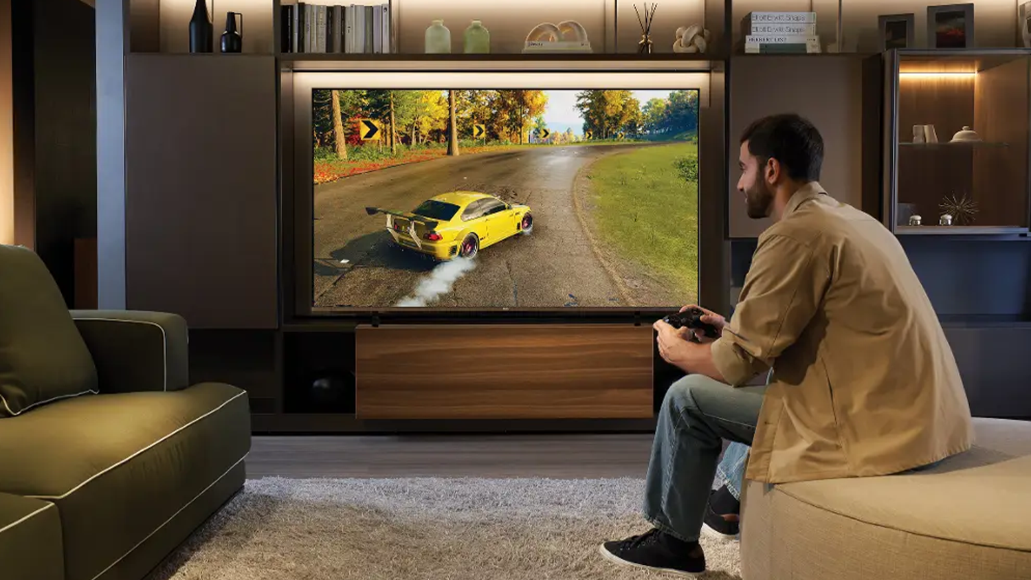 Muž hrajúci hry na televízore Haier