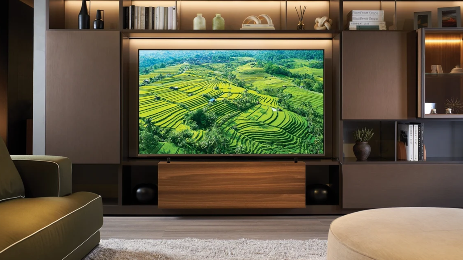 Televízor Haier v v TV stene