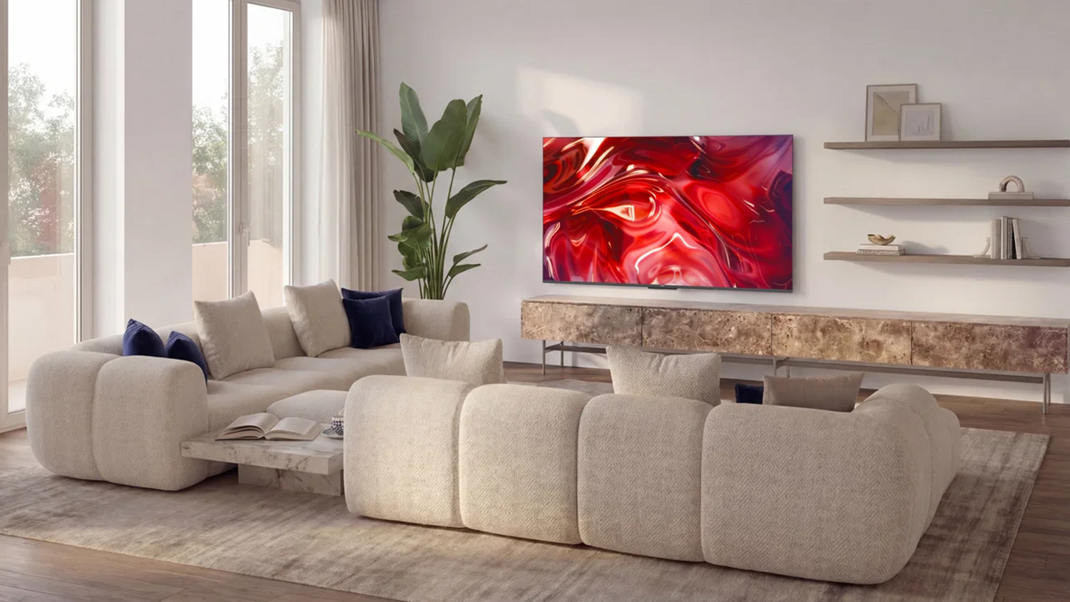 Televize Haier s pohovkou ze šikmého pohledu