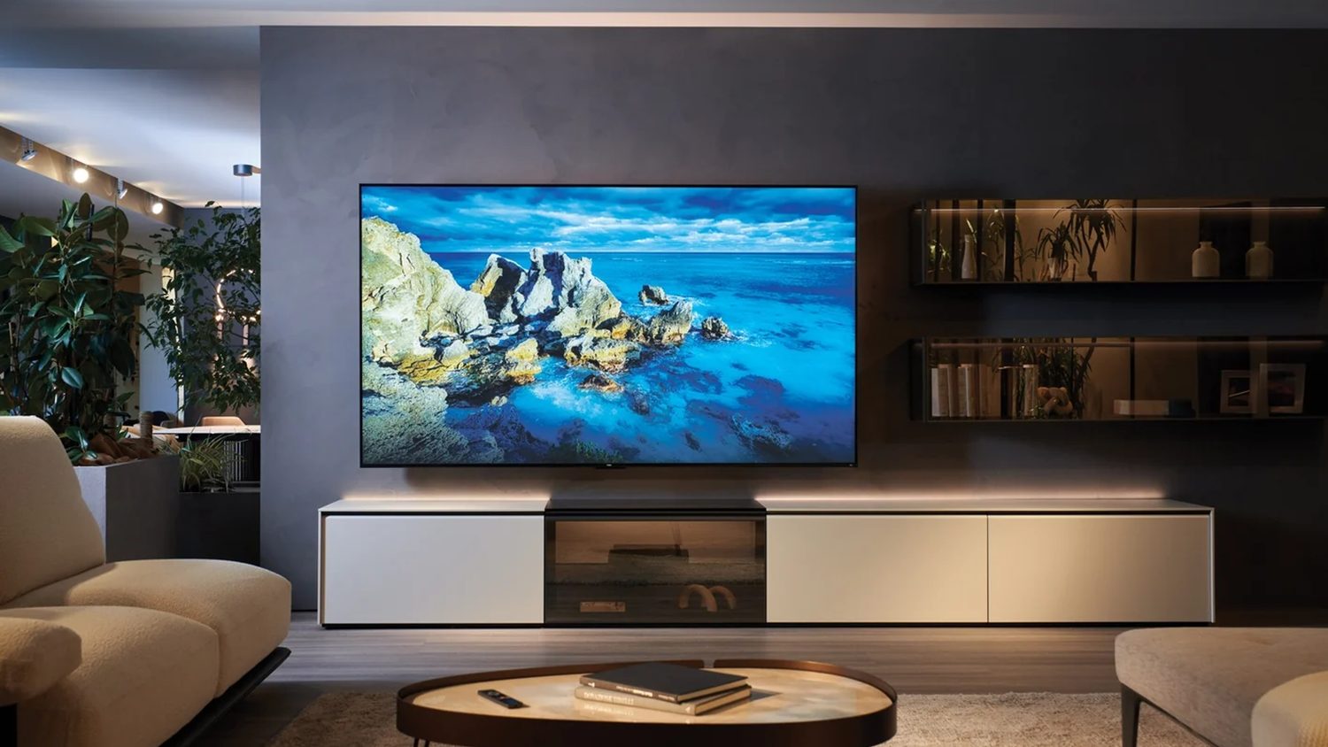 SSmart Mini LED TV Haier H100S90FUX instalovan&aacute; v ob&yacute;v&aacute;ku