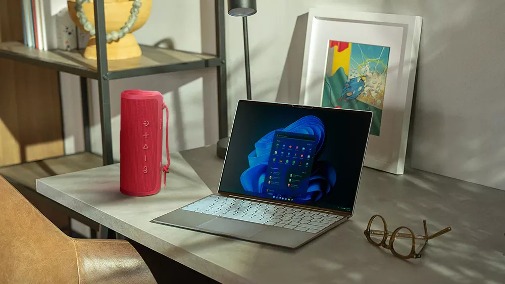 Bluetooth reproduktor HiFuture Ripple na psac&iacute;m stole vedle notebooku_02