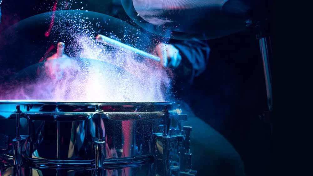 Muž hraj&iacute;c&iacute; na bic&iacute; s vizualizac&iacute; prostorov&eacute;ho zvuku_04