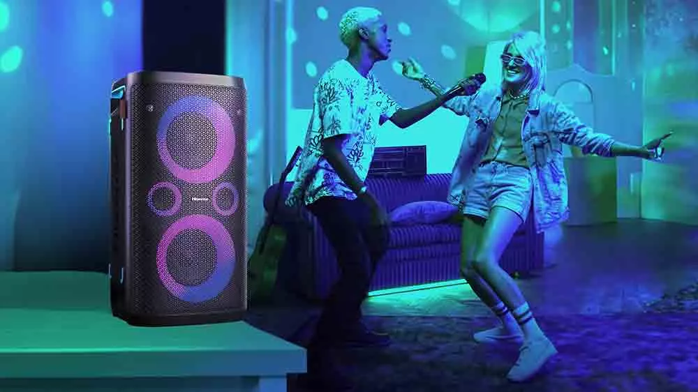 Dvaja mladí ľudia s mikrofónom tancujú pri reproduktore Hisense Party Storm 1_04