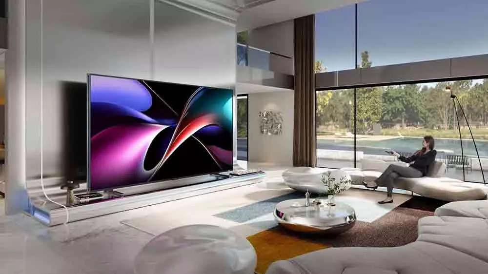 RGB-Mini LED televízor Hisense 116 UX Q umiestnený v obývačke_02