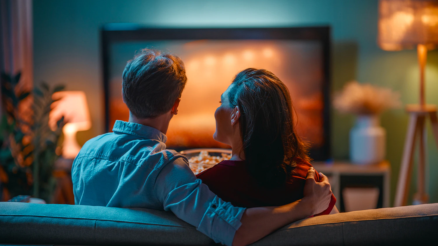 Pár sledujúci TV