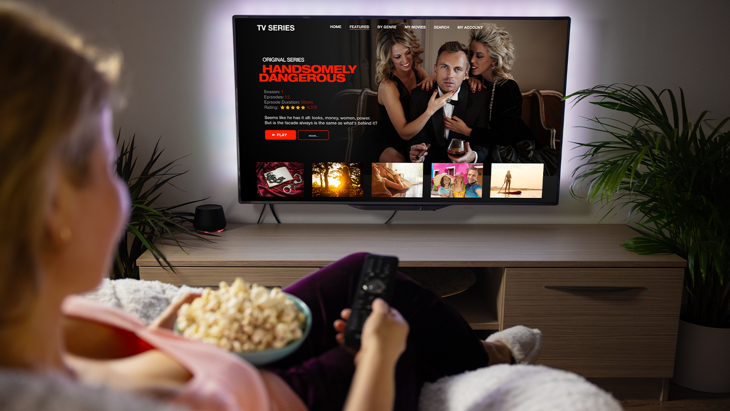 Žena s popcornom vyber&aacute; film v telev&iacute;zii