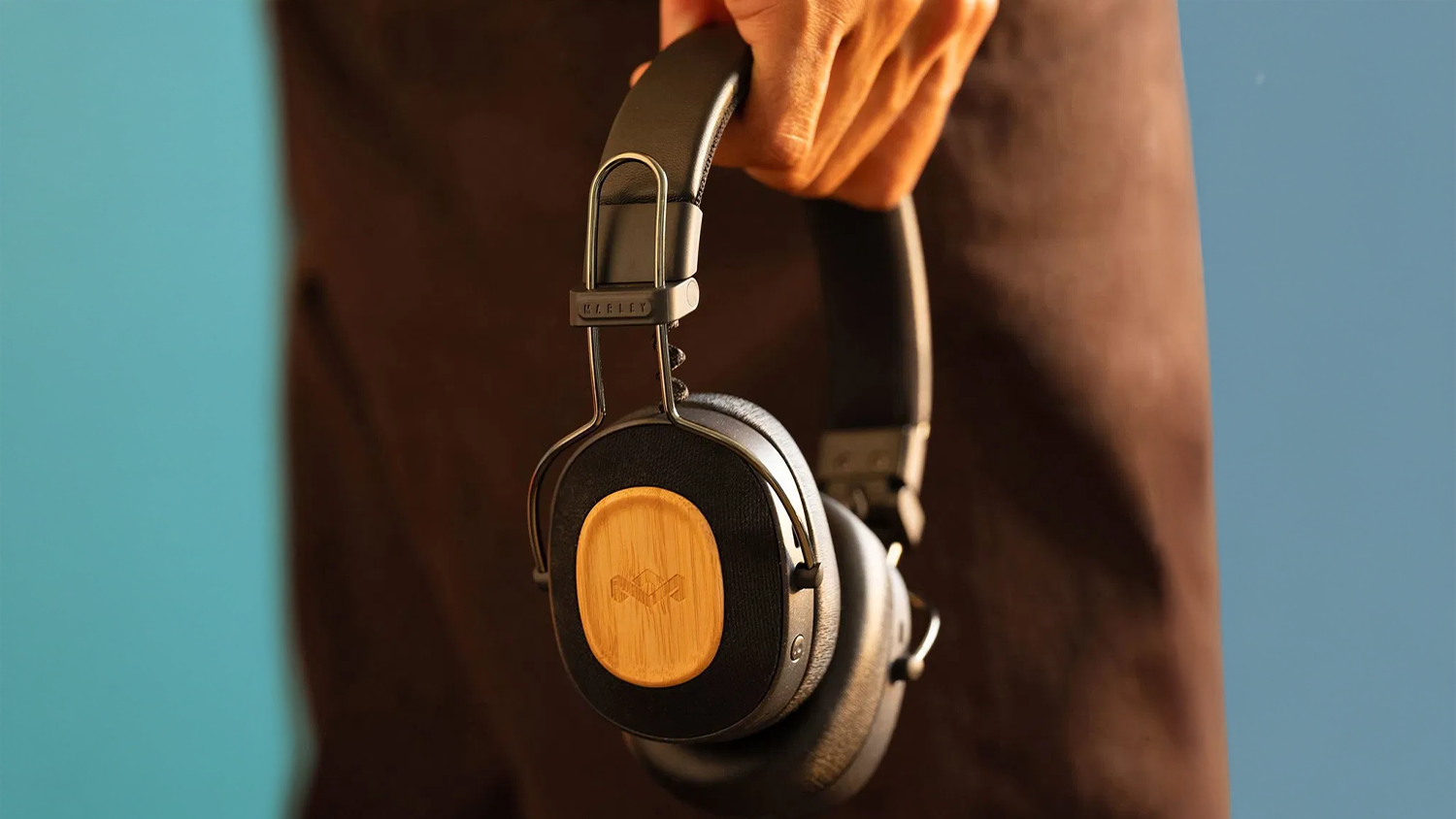 Človek drží slúchadlá House of Marley Positive Vibration Riddim_03