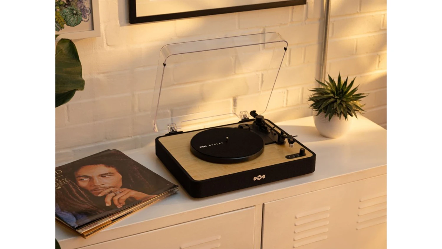 Gramof&oacute;n House of Marley Revolution s reproduktormi na komode