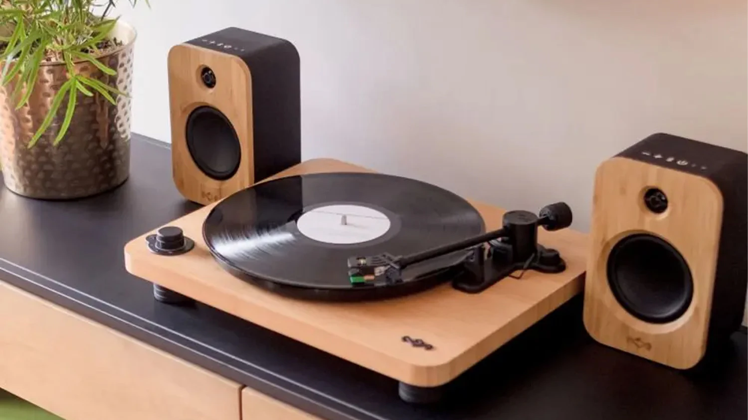 Gramofón House of Marley Stir It Up LUX na poličke