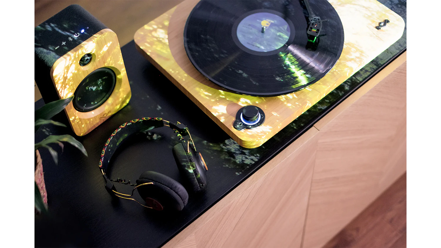 Gramofón House of Marley Stir It Up LUX na komode