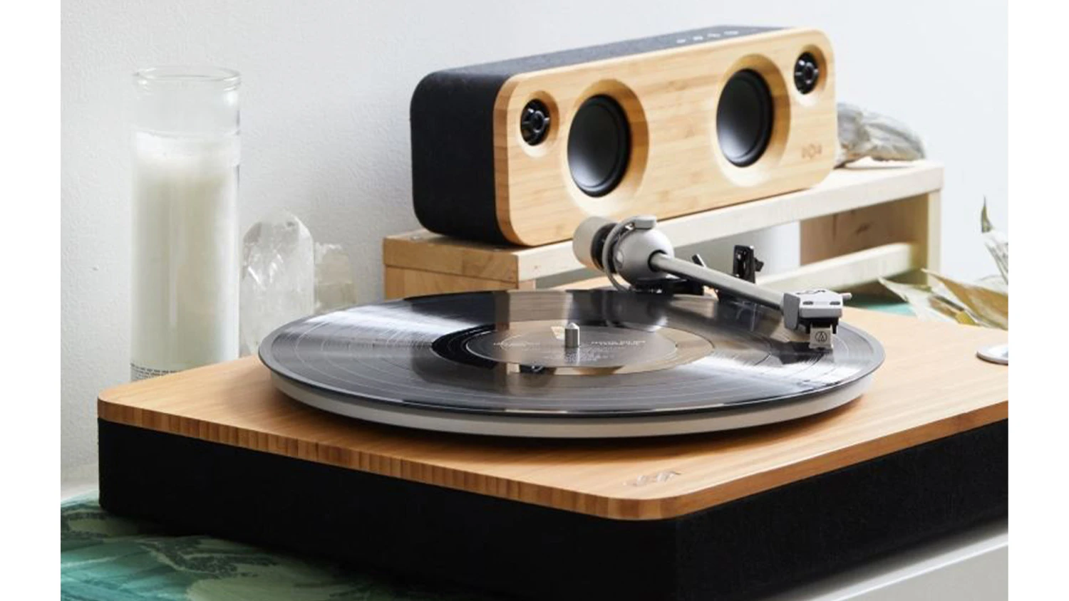 Gramofón House of Marley Stir It Up s reproduktormi na komode