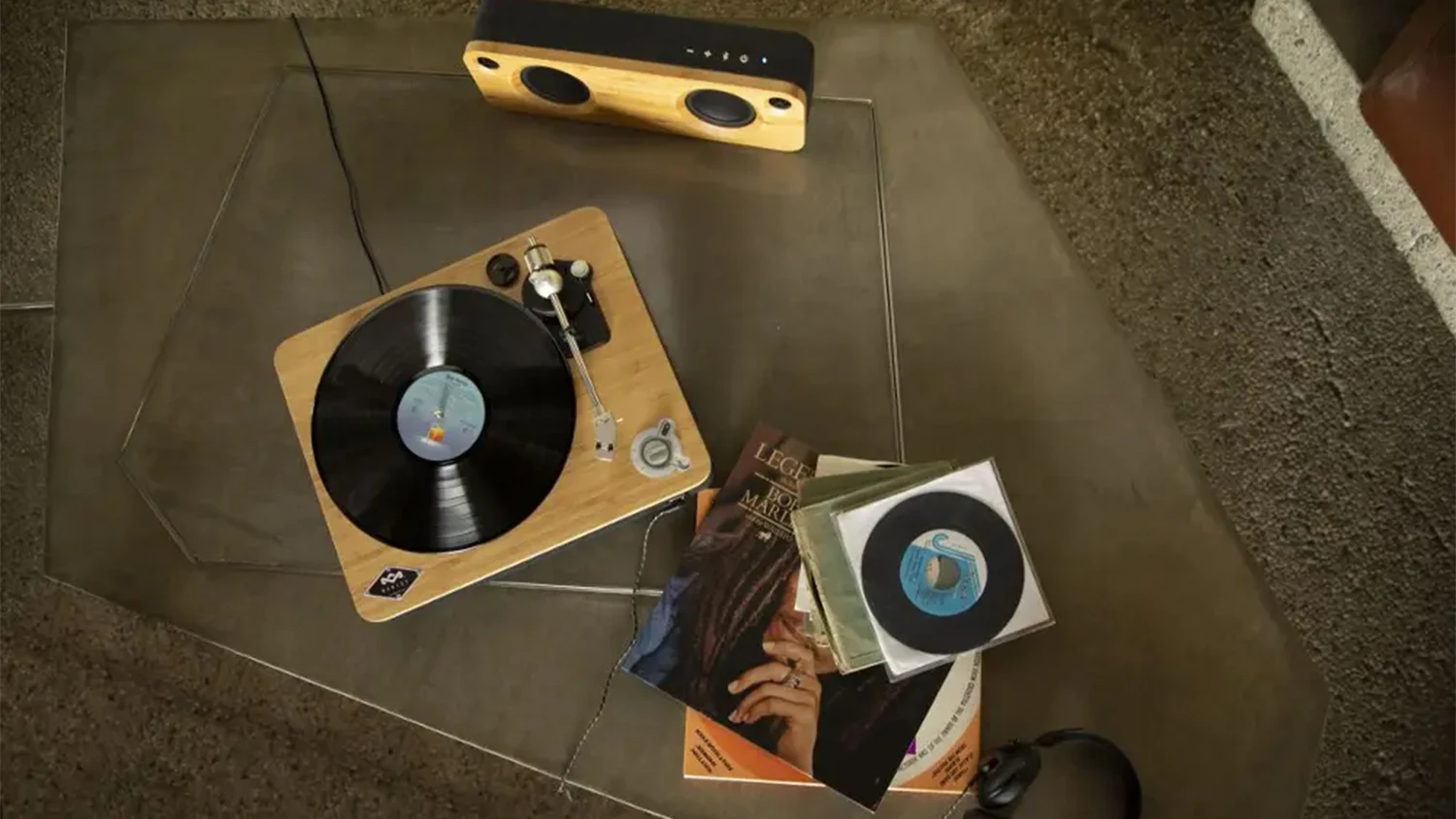 Gramofon House of Marley Stir It Up na stole s deskami