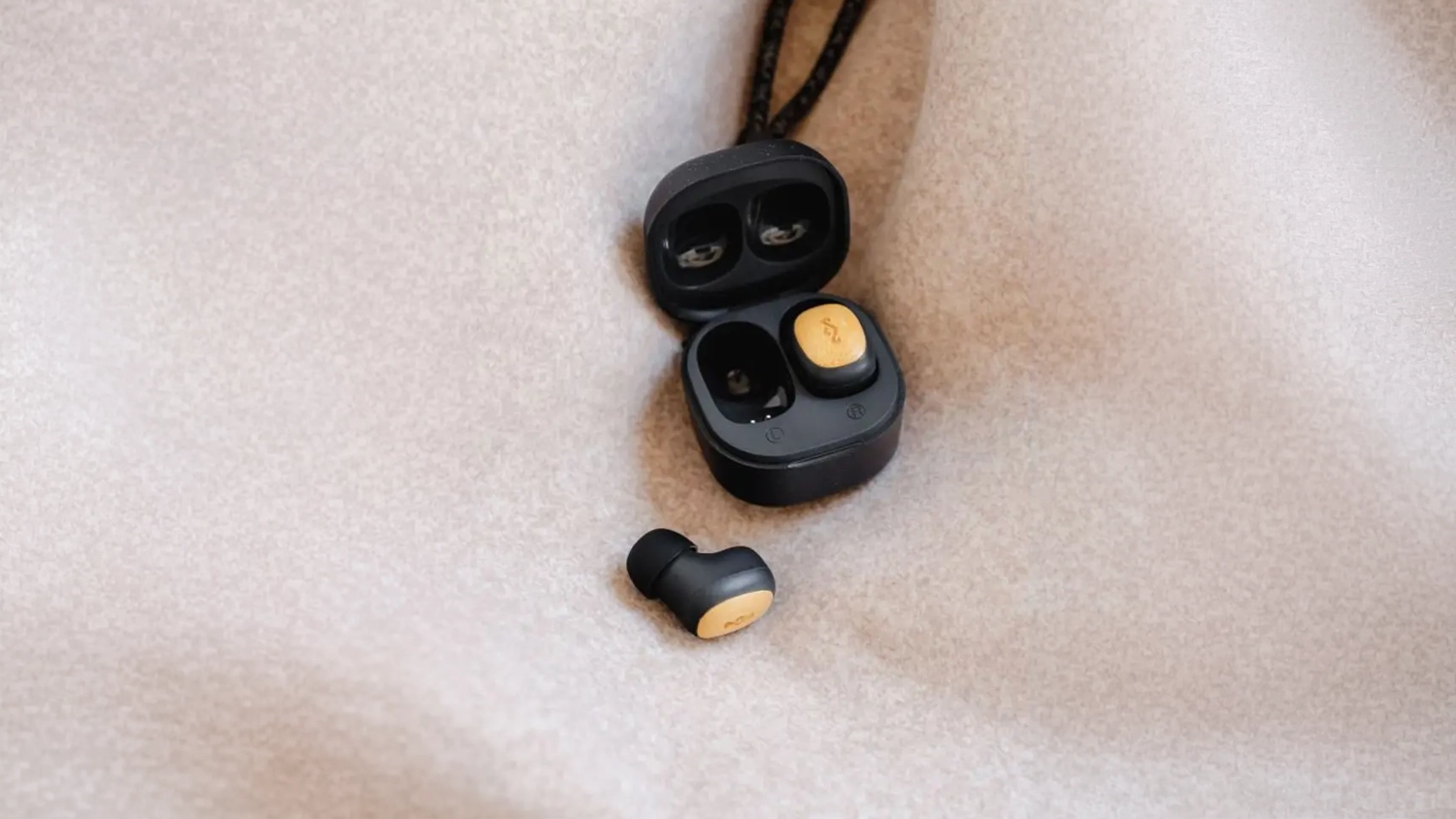 Bezdrôtové slúchadlá House of Marley Smile Jamaica Mini na deke