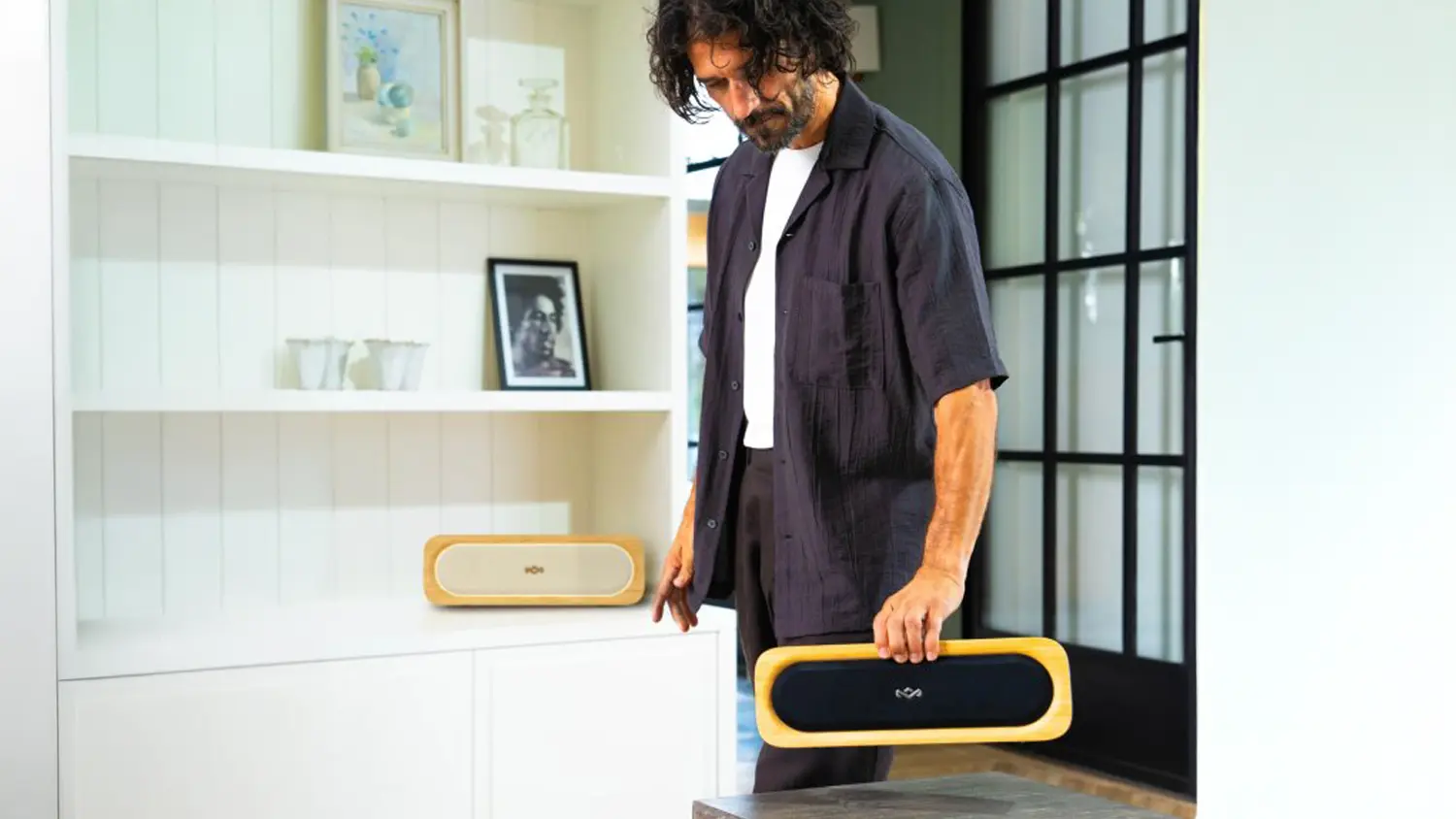 Muž a reproduktor House of Marley Get Together 3 Cream